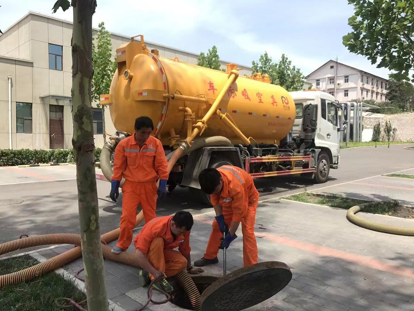 永善管道疏通车停在窨井附近