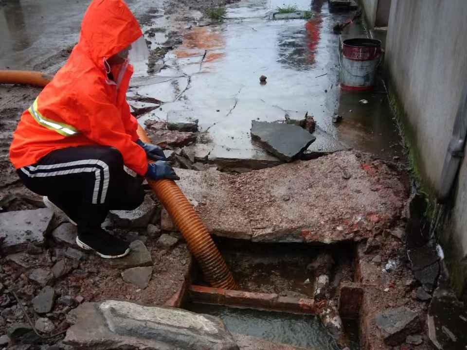 永善专业清理污水池 炜誉市政以规范流程守护城市 “肠道”