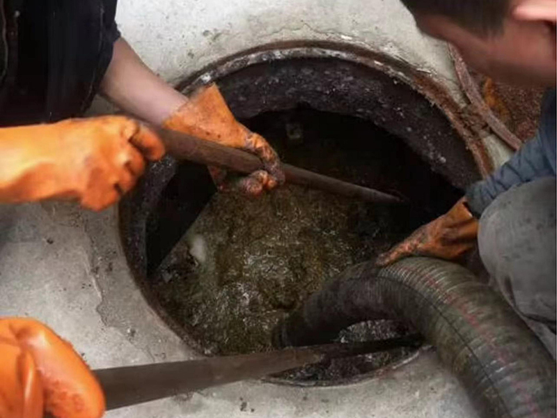 永善清理化粪池时如何避免沼气的危害?